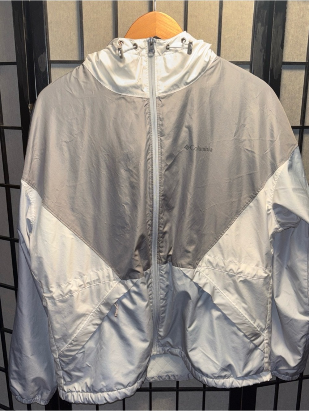 SIZE LARGE COLUMBIA LINED WINDBREAKER